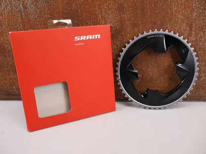 Kettenblatt von Sram, SRAM FORCE AXS KETTENBLATT / 107 MM BCD / 12 - FACH / X - RANGE / ALUMINIUM vor USEDBIKES - OB.DE Hintergrund