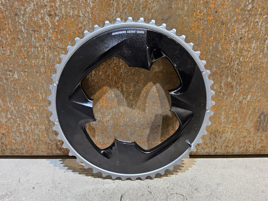 Kettenblatt von Sram, SRAM FORCE AXS KETTENBLATT ROAD 107 BCD vor USEDBIKES - OB.DE Hintergrund