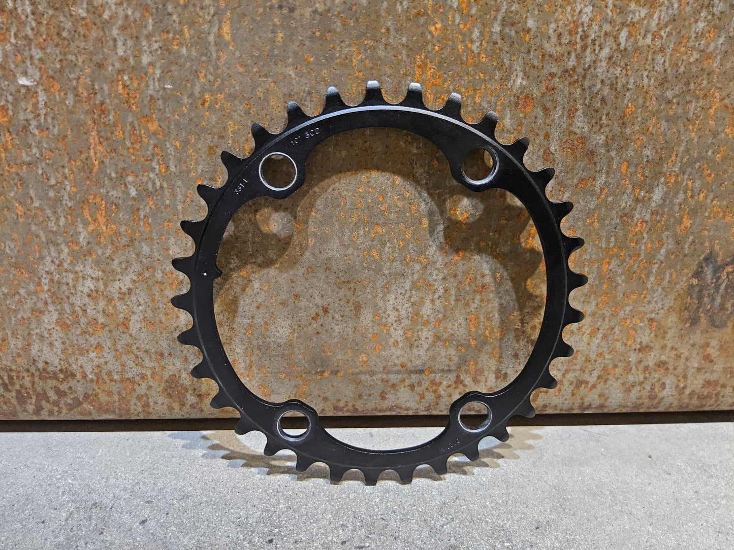 Kettenblatt von Sram, SRAM FORCE AXS KETTENBLATT ROAD 107 BCD vor USEDBIKES - OB.DE Hintergrund