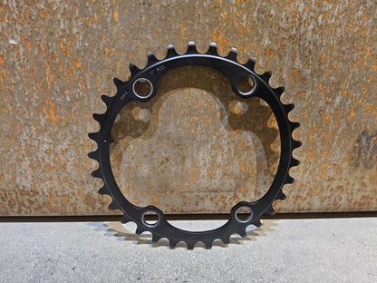Kettenblatt von Sram, SRAM FORCE AXS KETTENBLATT ROAD 107 BCD vor USEDBIKES - OB.DE Hintergrund