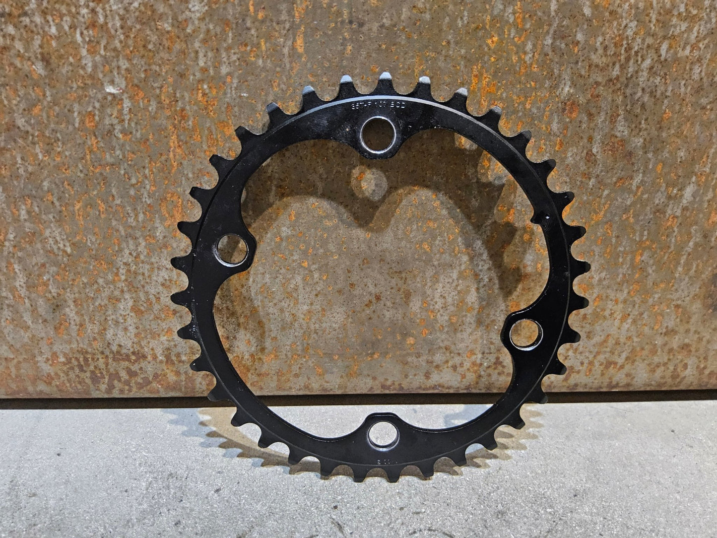 Kettenblatt von Sram, SRAM FORCE AXS KETTENBLATT ROAD 107 BCD vor USEDBIKES - OB.DE Hintergrund