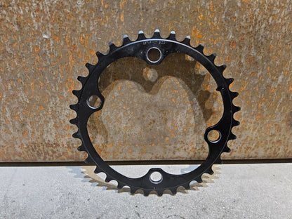 Kettenblatt von Sram, SRAM FORCE AXS KETTENBLATT ROAD 107 BCD vor USEDBIKES - OB.DE Hintergrund