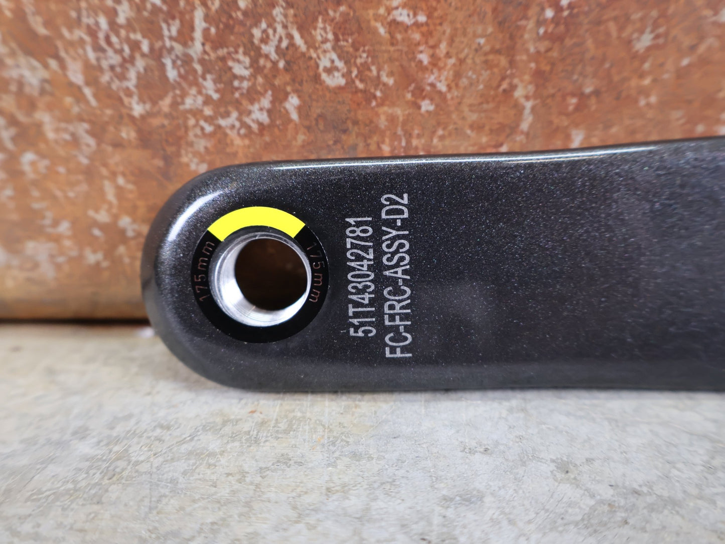 Kurbel von Sram, SRAM FORCE AXS MY24 KURBELARME / DUB STANDARD / 175 MM / 8 - BOLT AXS KOMPATIBEL vor USEDBIKES - OB.DE Hintergrund