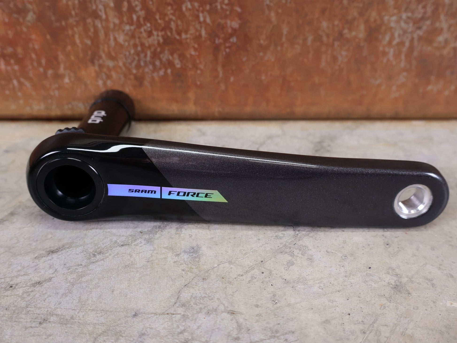 Kurbel von Sram, SRAM FORCE AXS MY24 KURBELARME / DUB STANDARD / 175 MM / 8 - BOLT AXS KOMPATIBEL vor USEDBIKES - OB.DE Hintergrund