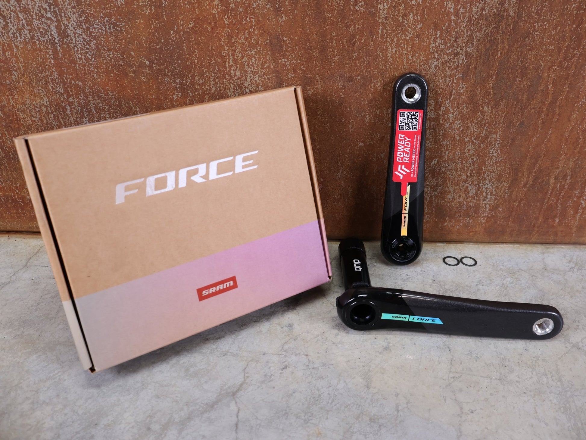 Kurbel von Sram, SRAM FORCE AXS MY24 KURBELARME / DUB STANDARD / 175 MM / 8 - BOLT AXS KOMPATIBEL vor USEDBIKES - OB.DE Hintergrund