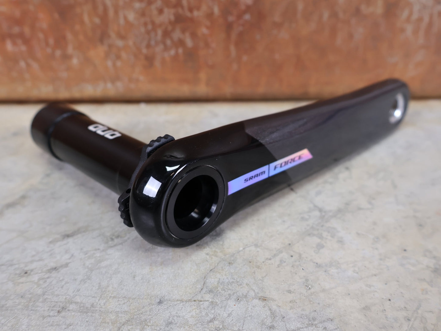 Kurbel von Sram, SRAM FORCE AXS MY24 KURBELARME / DUB STANDARD / 175 MM / 8 - BOLT AXS KOMPATIBEL vor USEDBIKES - OB.DE Hintergrund