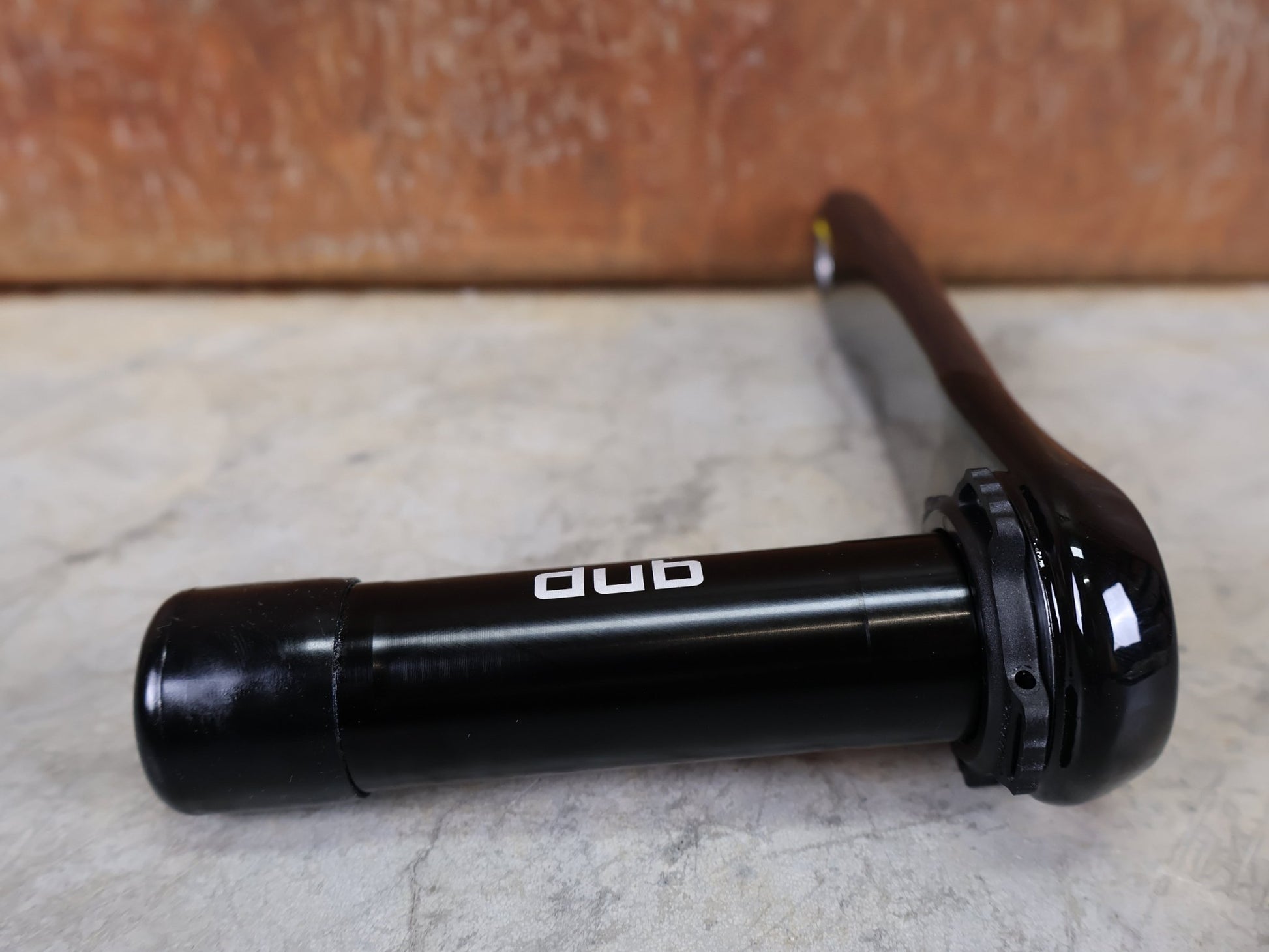 Kurbel von Sram, SRAM FORCE AXS MY24 KURBELARME / DUB STANDARD / 175 MM / 8 - BOLT AXS KOMPATIBEL vor USEDBIKES - OB.DE Hintergrund