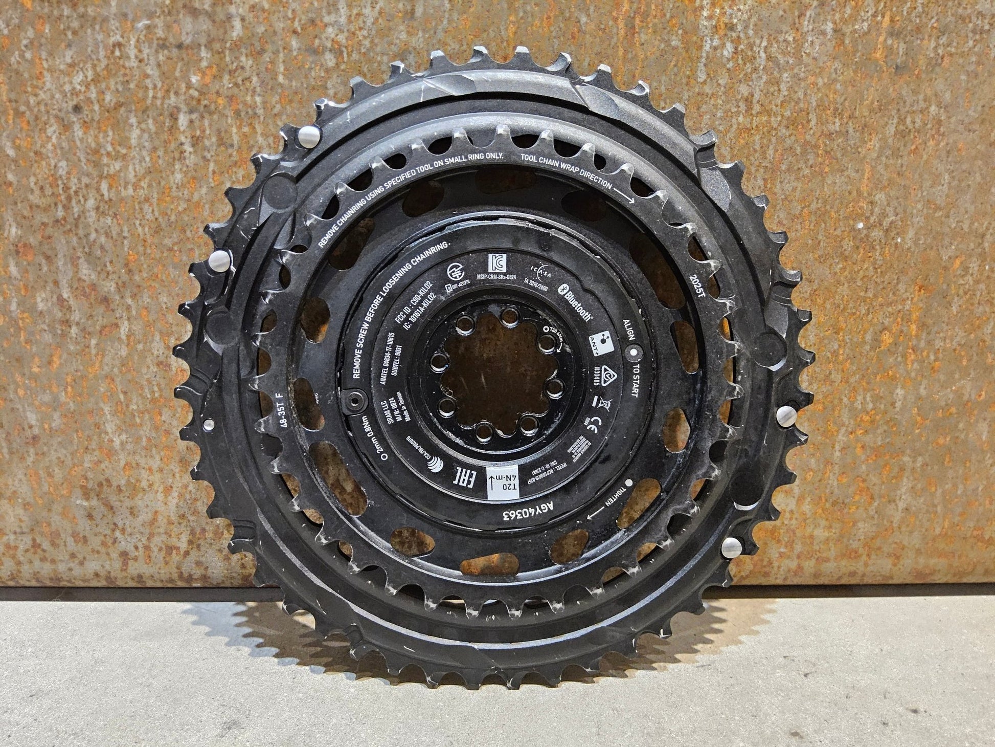 Powermeter von Sram, SRAM FORCE AXS POWERMETER E1 KIT THREAD MOUNT SPIDER 2X12 48/35 ZÄHNE vor USEDBIKES - OB.DE Hintergrund