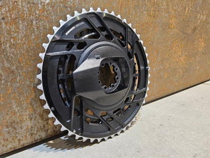 Powermeter von Sram, SRAM FORCE AXS POWERMETER E1 KIT THREAD MOUNT SPIDER 2X12 48/35 ZÄHNE vor USEDBIKES - OB.DE Hintergrund