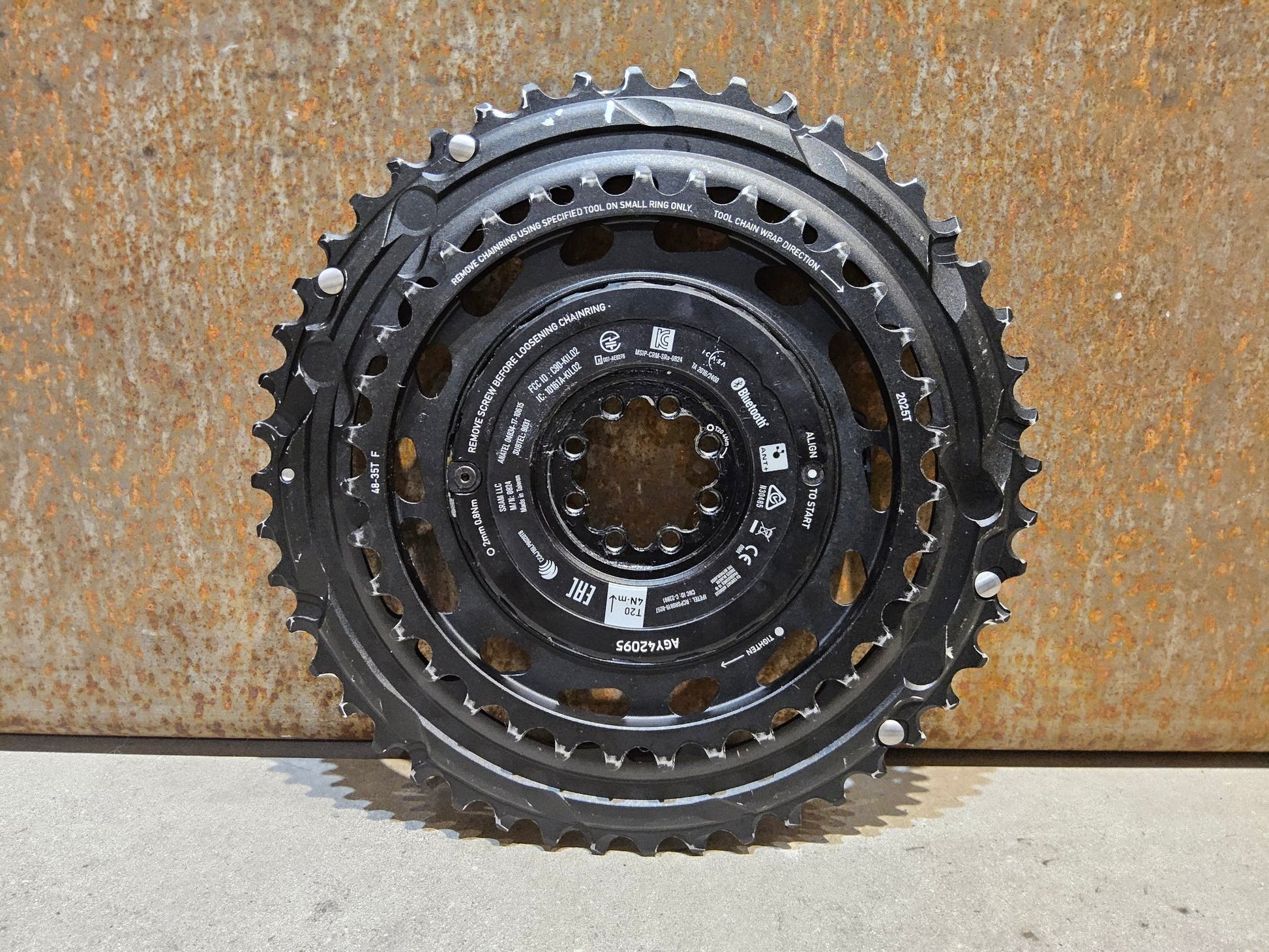 Powermeter von Sram, SRAM FORCE AXS POWERMETER E1 KIT THREAD MOUNT SPIDER 2X12 48/35 ZÄHNE vor USEDBIKES - OB.DE Hintergrund