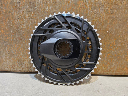 Powermeter von Sram, SRAM FORCE AXS POWERMETER E1 KIT THREAD MOUNT SPIDER 2X12 48/35 ZÄHNE vor USEDBIKES - OB.DE Hintergrund