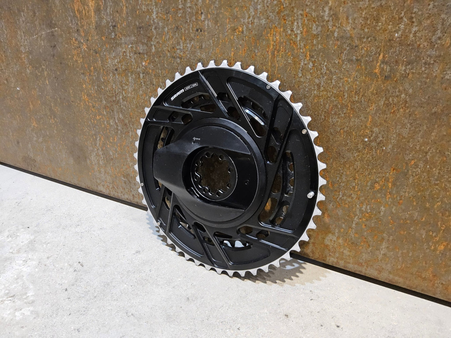 Powermeter von Sram, SRAM FORCE AXS POWERMETER E1 KIT THREAD MOUNT SPIDER 2X12 48/35 ZÄHNE vor USEDBIKES - OB.DE Hintergrund