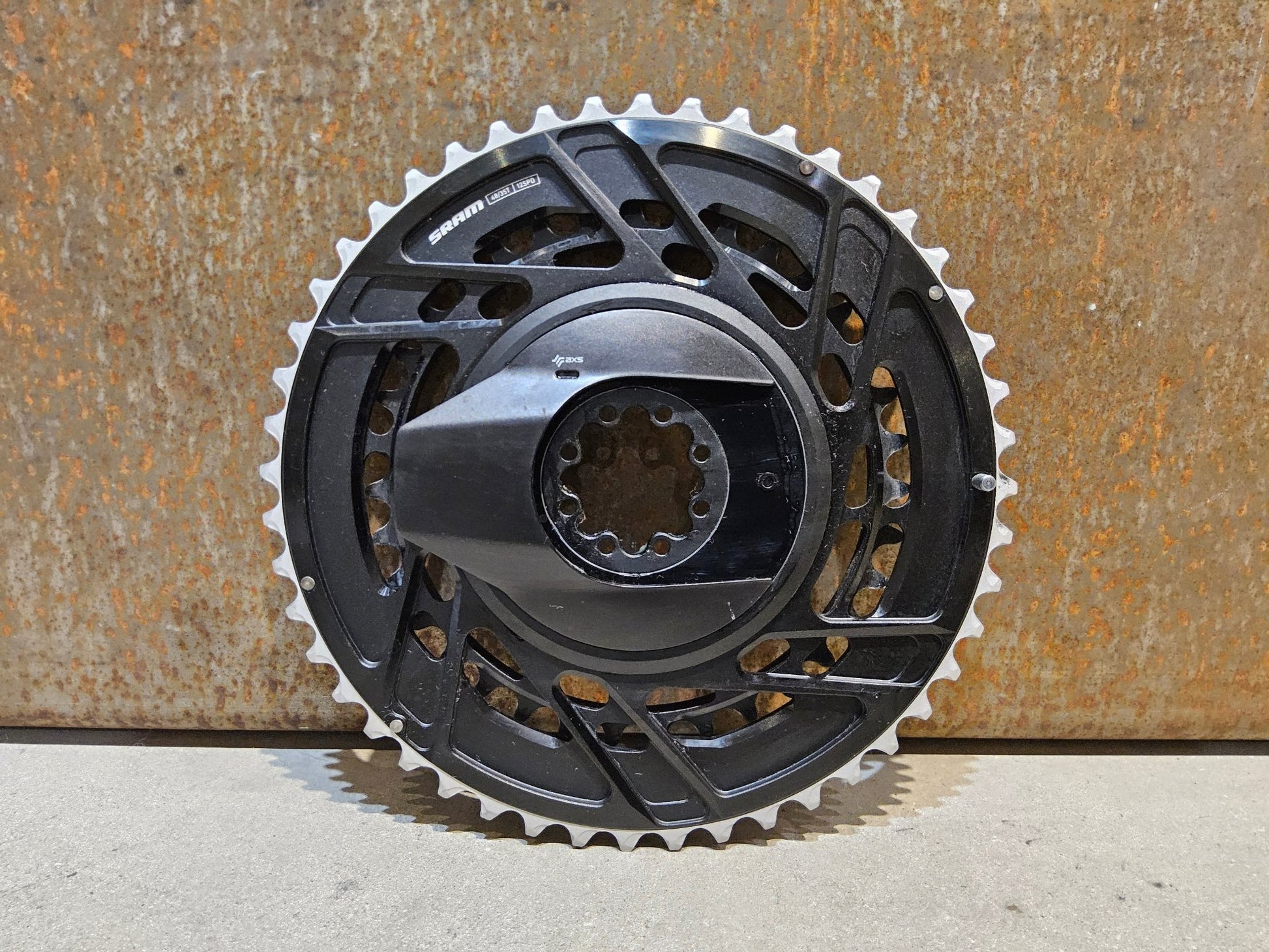 Powermeter von Sram, SRAM FORCE AXS POWERMETER E1 KIT THREAD MOUNT SPIDER 2X12 48/35 ZÄHNE vor USEDBIKES - OB.DE Hintergrund