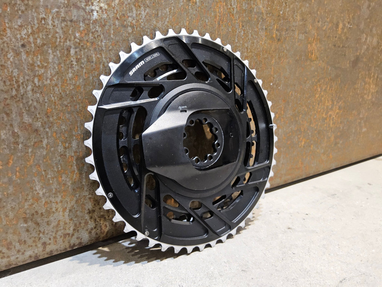 Powermeter von Sram, SRAM FORCE AXS POWERMETER E1 KIT THREAD MOUNT SPIDER 2X12 48/35 ZÄHNE vor USEDBIKES - OB.DE Hintergrund