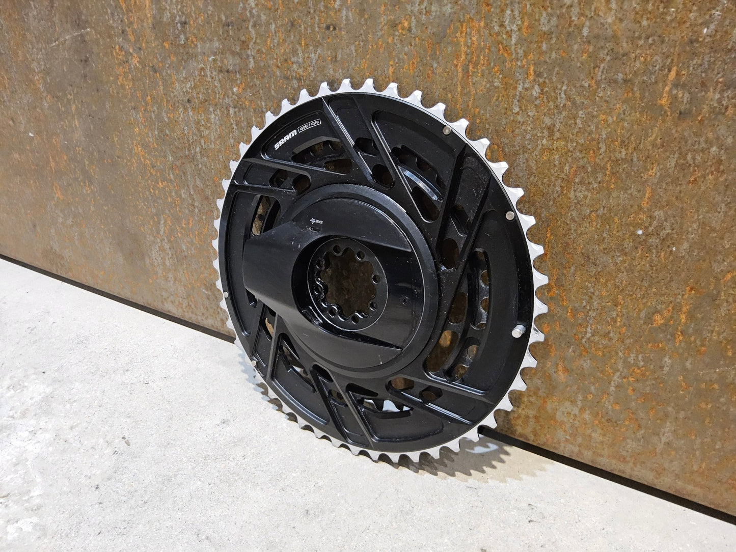 Powermeter von Sram, SRAM FORCE AXS POWERMETER E1 KIT THREAD MOUNT SPIDER 2X12 48/35 ZÄHNE vor USEDBIKES - OB.DE Hintergrund