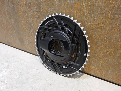 Powermeter von Sram, SRAM FORCE AXS POWERMETER E1 KIT THREAD MOUNT SPIDER 2X12 48/35 ZÄHNE vor USEDBIKES - OB.DE Hintergrund