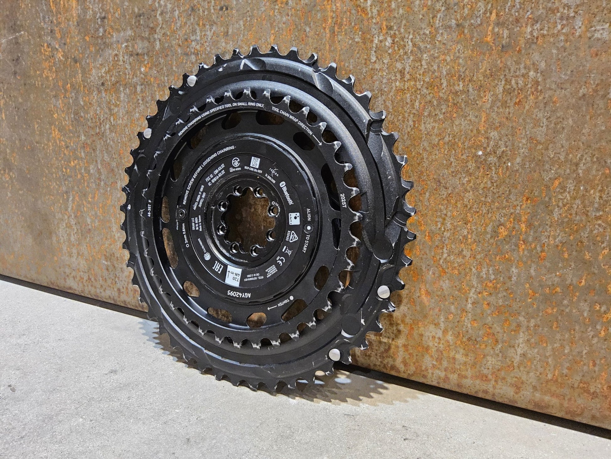 Powermeter von Sram, SRAM FORCE AXS POWERMETER E1 KIT THREAD MOUNT SPIDER 2X12 48/35 ZÄHNE vor USEDBIKES - OB.DE Hintergrund