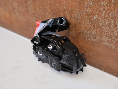 Schaltungsteile von Sram, SRAM FORCE AXS SCHALTWERK 12-FACH 36T E1 CARBON vor USEDBIKES-OB.DE Hintergrund