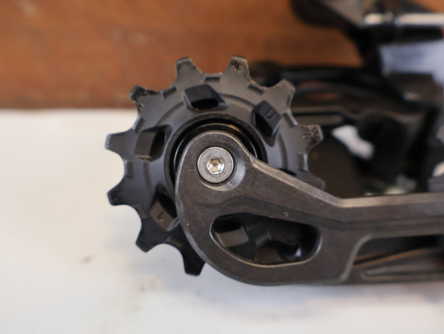 Schaltungsteile von Sram, SRAM FORCE AXS SCHALTWERK 12-FACH 36T E1 CARBON vor USEDBIKES-OB.DE Hintergrund