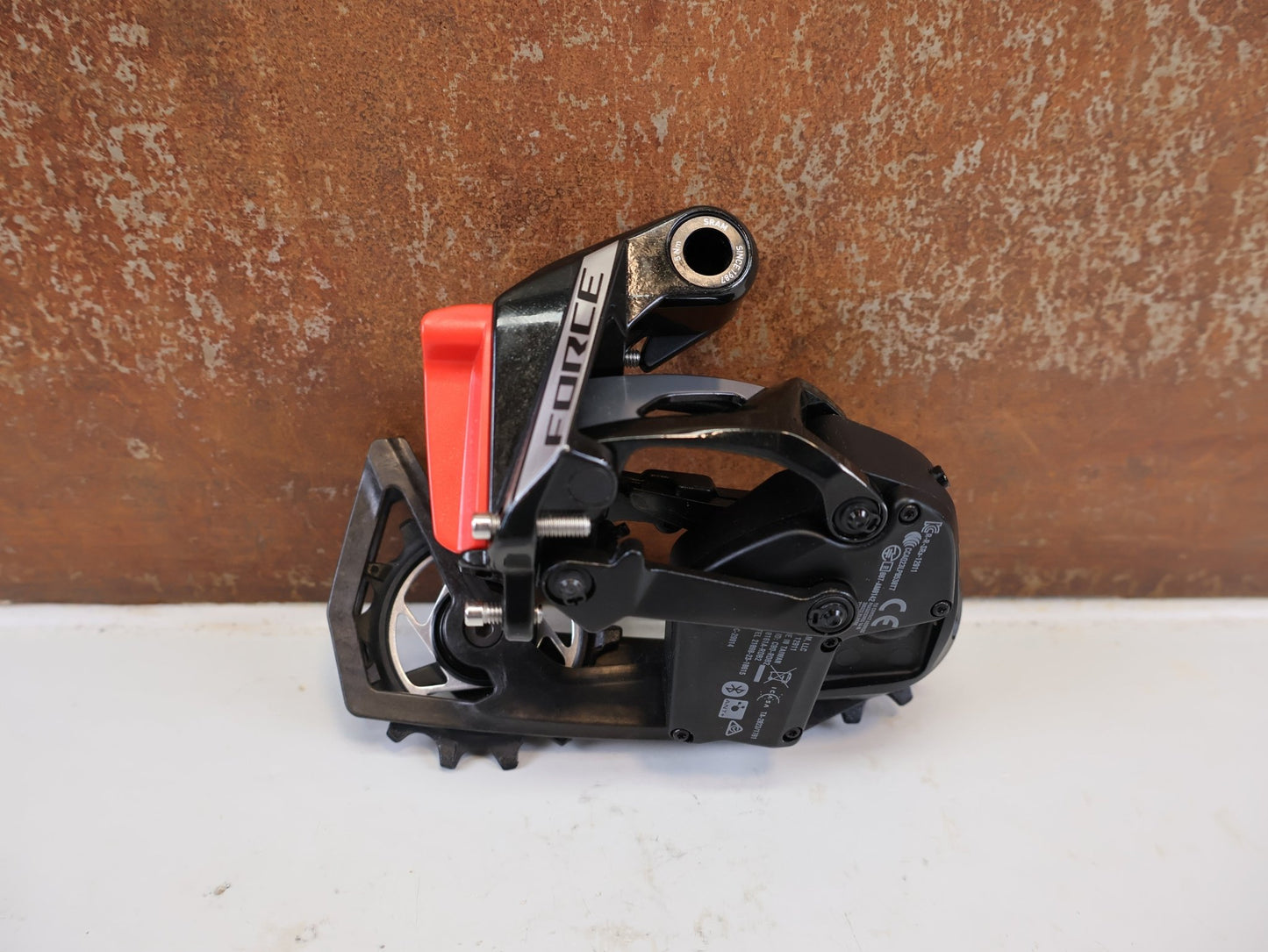 Schaltungsteile von Sram, SRAM FORCE AXS SCHALTWERK 12-FACH 36T E1 CARBON vor USEDBIKES-OB.DE Hintergrund