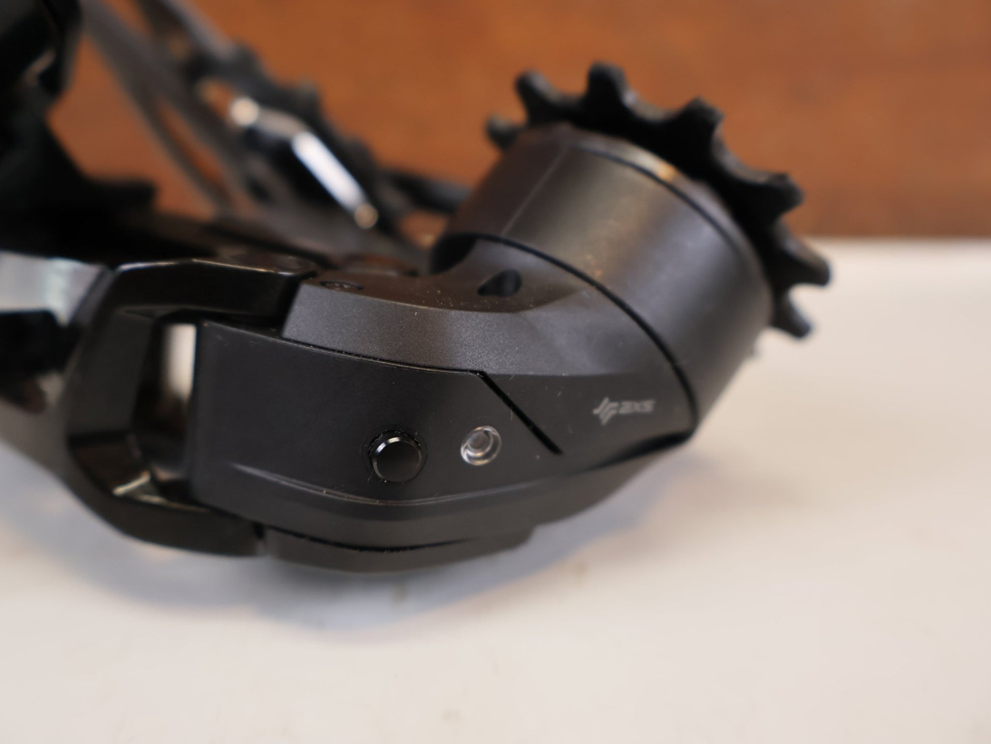 Schaltungsteile von Sram, SRAM FORCE AXS SCHALTWERK 12-FACH 36T E1 CARBON vor USEDBIKES-OB.DE Hintergrund