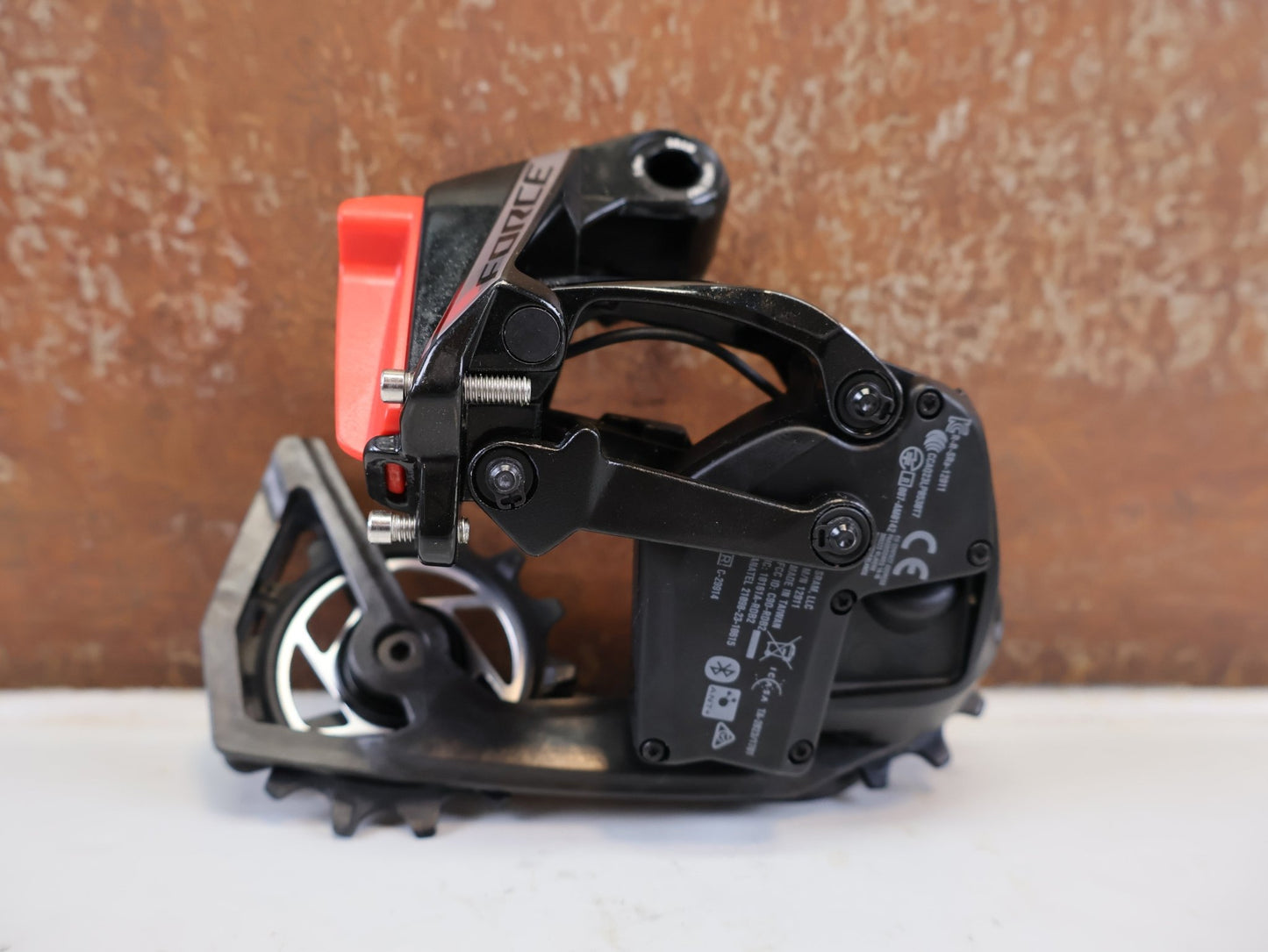 Schaltungsteile von Sram, SRAM FORCE AXS SCHALTWERK 12-FACH 36T E1 CARBON vor USEDBIKES-OB.DE Hintergrund