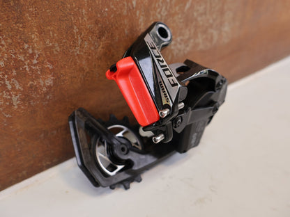 Schaltungsteile von Sram, SRAM FORCE AXS SCHALTWERK 12-FACH 36T E1 CARBON vor USEDBIKES-OB.DE Hintergrund