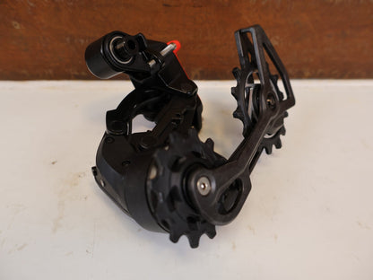 Schaltungsteile von Sram, SRAM FORCE AXS SCHALTWERK 12-FACH 36T E1 CARBON vor USEDBIKES-OB.DE Hintergrund