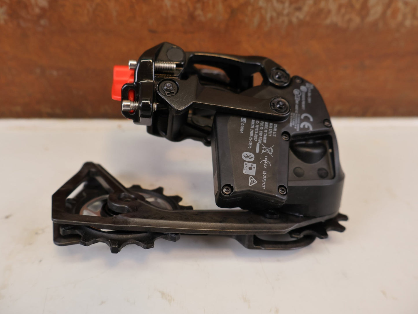 Schaltungsteile von Sram, SRAM FORCE AXS SCHALTWERK 12-FACH 36T E1 CARBON vor USEDBIKES-OB.DE Hintergrund