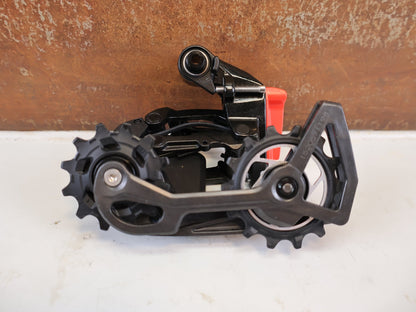 Schaltungsteile von Sram, SRAM FORCE AXS SCHALTWERK 12-FACH 36T E1 CARBON vor USEDBIKES-OB.DE Hintergrund