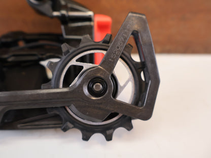 Schaltungsteile von Sram, SRAM FORCE AXS SCHALTWERK 12-FACH 36T E1 CARBON vor USEDBIKES-OB.DE Hintergrund