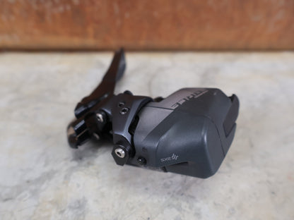 Schaltungsteile von Sram, SRAM FORCE AXS UMWERFER D1 / 2×12 - FACH – ANLÖT – WIRELESS AXS vor USEDBIKES - OB.DE Hintergrund