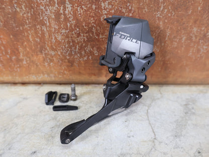 Schaltungsteile von Sram, SRAM FORCE AXS UMWERFER D1 / 2×12 - FACH – ANLÖT – WIRELESS AXS vor USEDBIKES - OB.DE Hintergrund