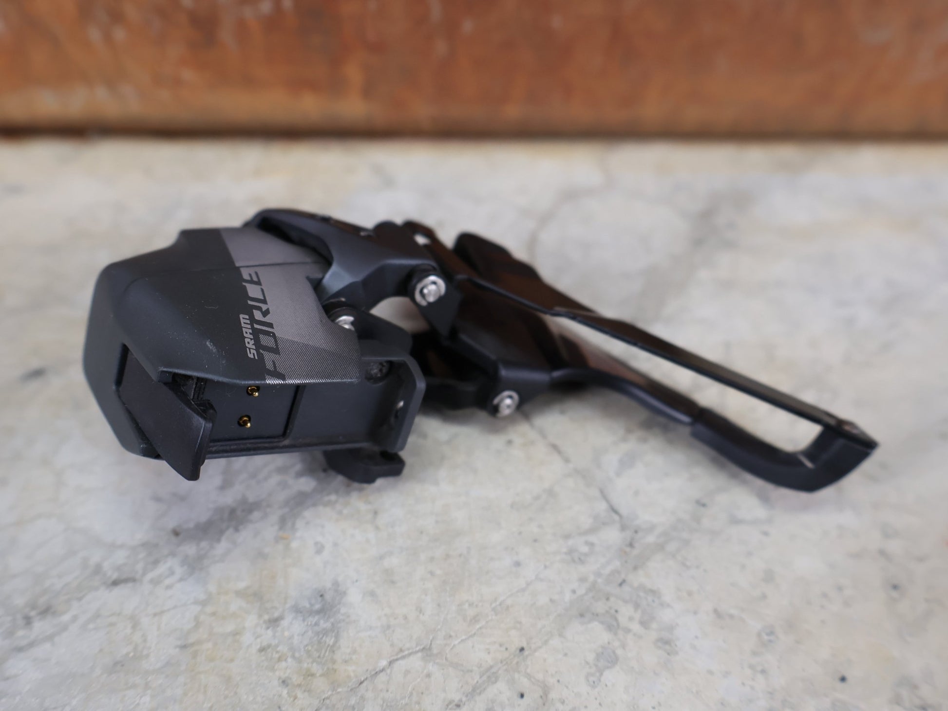 Schaltungsteile von Sram, SRAM FORCE AXS UMWERFER D1 / 2×12 - FACH – ANLÖT – WIRELESS AXS vor USEDBIKES - OB.DE Hintergrund