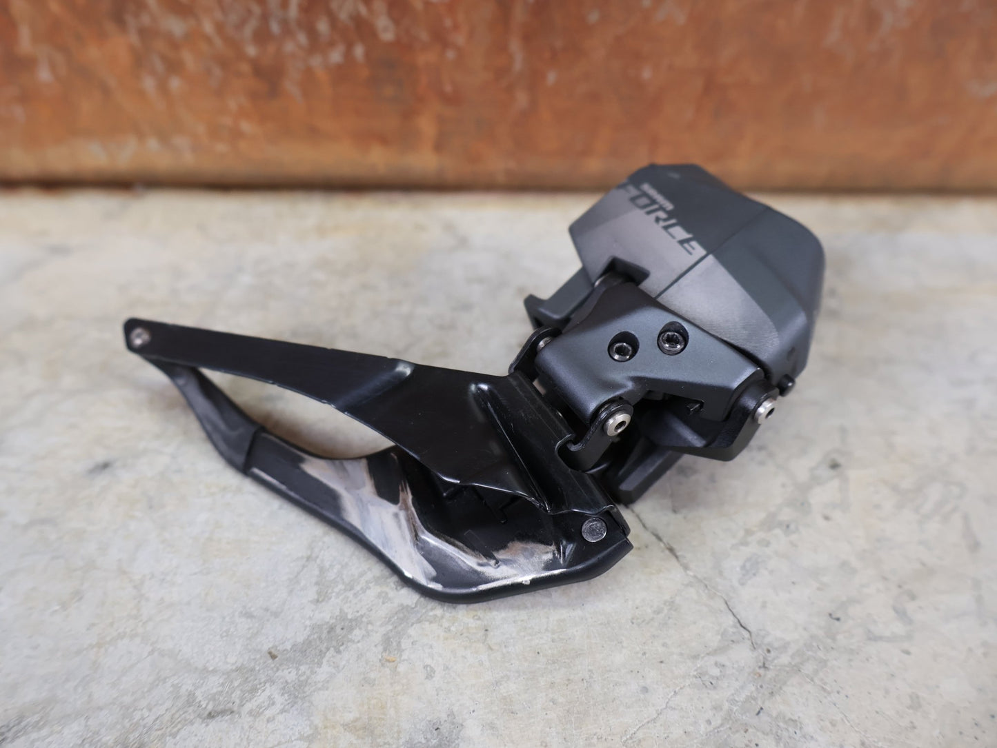 Schaltungsteile von Sram, SRAM FORCE AXS UMWERFER D1 / 2×12 - FACH – ANLÖT – WIRELESS AXS vor USEDBIKES - OB.DE Hintergrund