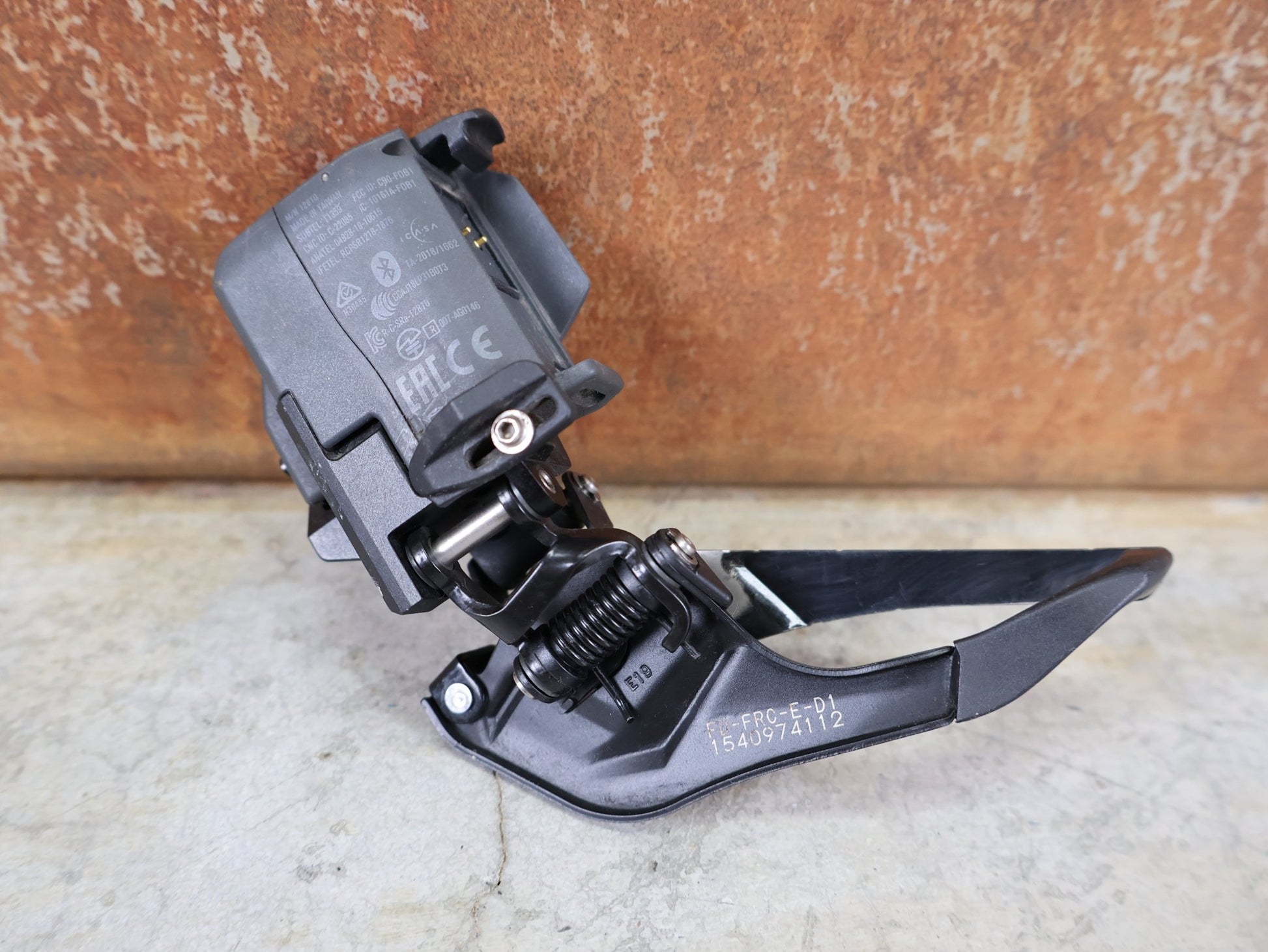 Schaltungsteile von Sram, SRAM FORCE AXS UMWERFER D1 / 2×12 - FACH – ANLÖT – WIRELESS AXS vor USEDBIKES - OB.DE Hintergrund