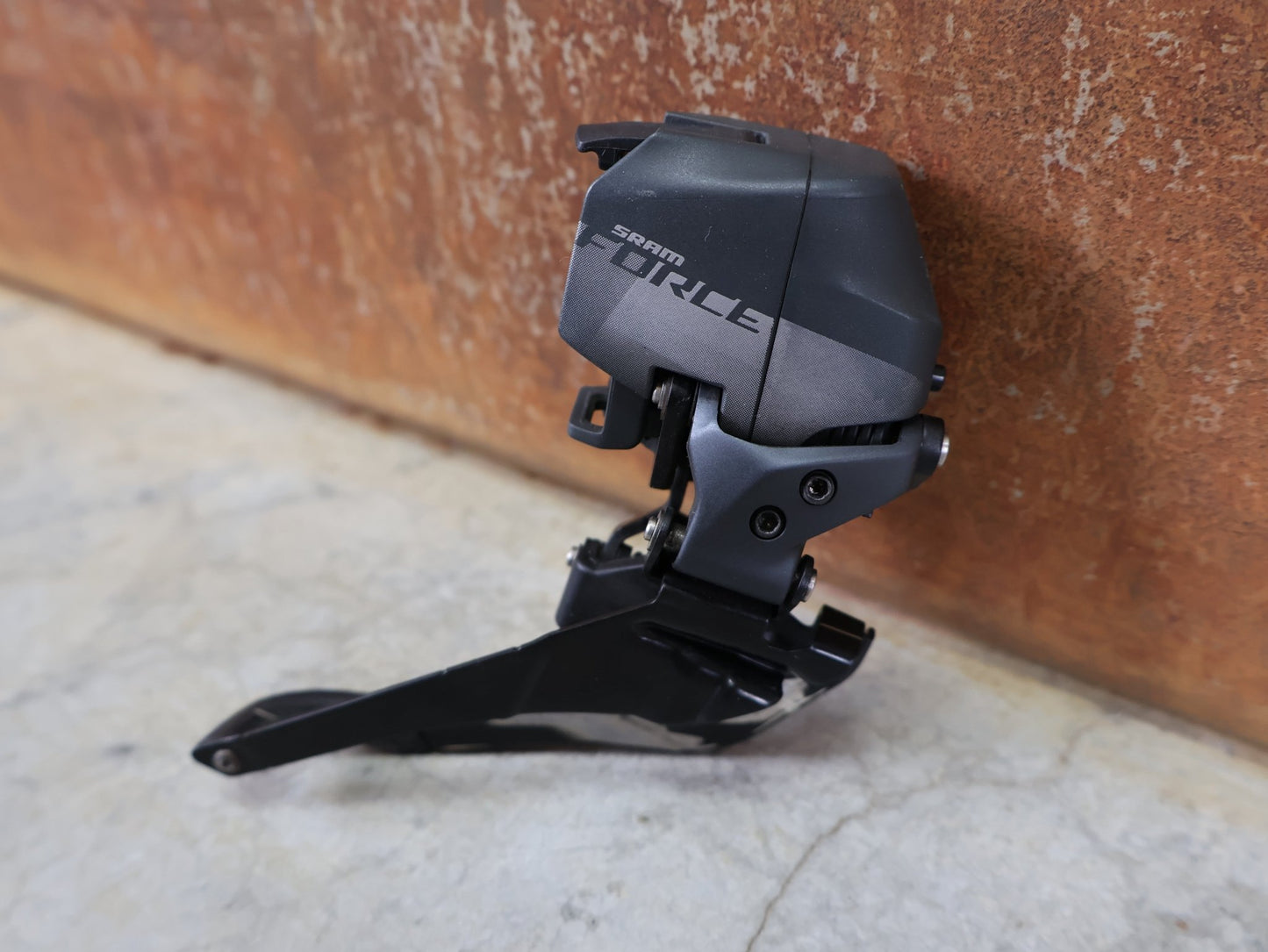 Schaltungsteile von Sram, SRAM FORCE AXS UMWERFER D1 / 2×12 - FACH – ANLÖT – WIRELESS AXS vor USEDBIKES - OB.DE Hintergrund