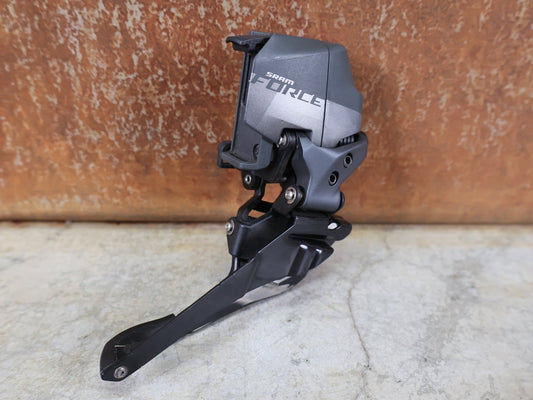 Schaltungsteile von Sram, SRAM FORCE AXS UMWERFER D1 / 2×12 - FACH – ANLÖT – WIRELESS AXS vor USEDBIKES - OB.DE Hintergrund