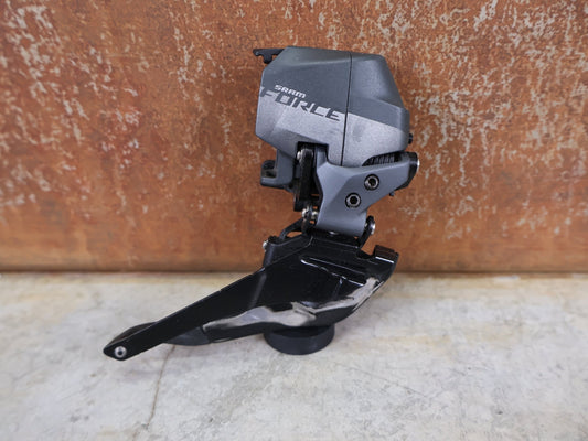 Schaltungsteile von Sram, SRAM FORCE AXS UMWERFER D1 / 2×12 - FACH – ANLÖT – WIRELESS AXS vor USEDBIKES - OB.DE Hintergrund