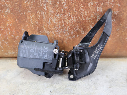 Schaltungsteile von Sram, SRAM FORCE AXS UMWERFER D1 / 2X12 - FACH / ROAD / ANLÖT / BRAZE - ON vor USEDBIKES - OB.DE Hintergrund