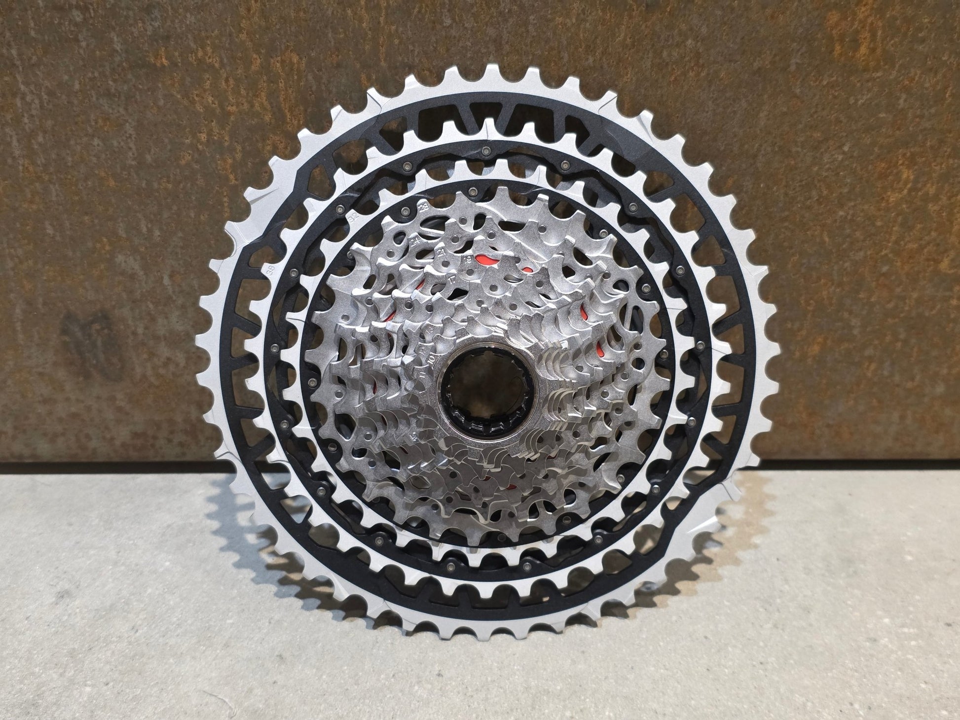 Kassette & Zahnkränze von Sram, SRAM FORCE AXS XPLR XG 1371 KASSETTE 13 FACH 10 - 46 ZÄHNE vor USEDBIKES - OB.DE Hintergrund
