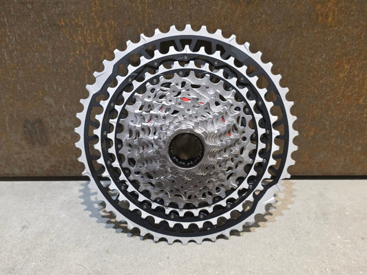 Kassette & Zahnkränze von Sram, SRAM FORCE AXS XPLR XG 1371 KASSETTE 13 FACH 10 - 46 ZÄHNE vor USEDBIKES - OB.DE Hintergrund