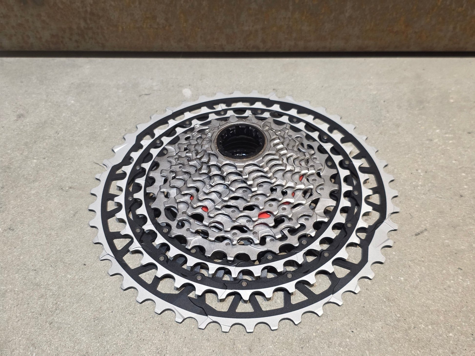 Kassette & Zahnkränze von Sram, SRAM FORCE AXS XPLR XG 1371 KASSETTE 13 FACH 10 - 46 ZÄHNE vor USEDBIKES - OB.DE Hintergrund