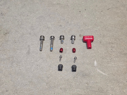 Brems - / Schalthebel von Sram, SRAM FORCE D1 AXS HRD AXS BREMS - / SCHALTHEBEL DISC / SET vor USEDBIKES - OB.DE Hintergrund