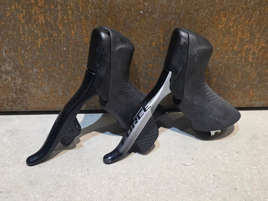 Brems - / Schalthebel von Sram, SRAM FORCE D1 AXS HRD AXS BREMS - / SCHALTHEBEL DISC / SET vor USEDBIKES - OB.DE Hintergrund