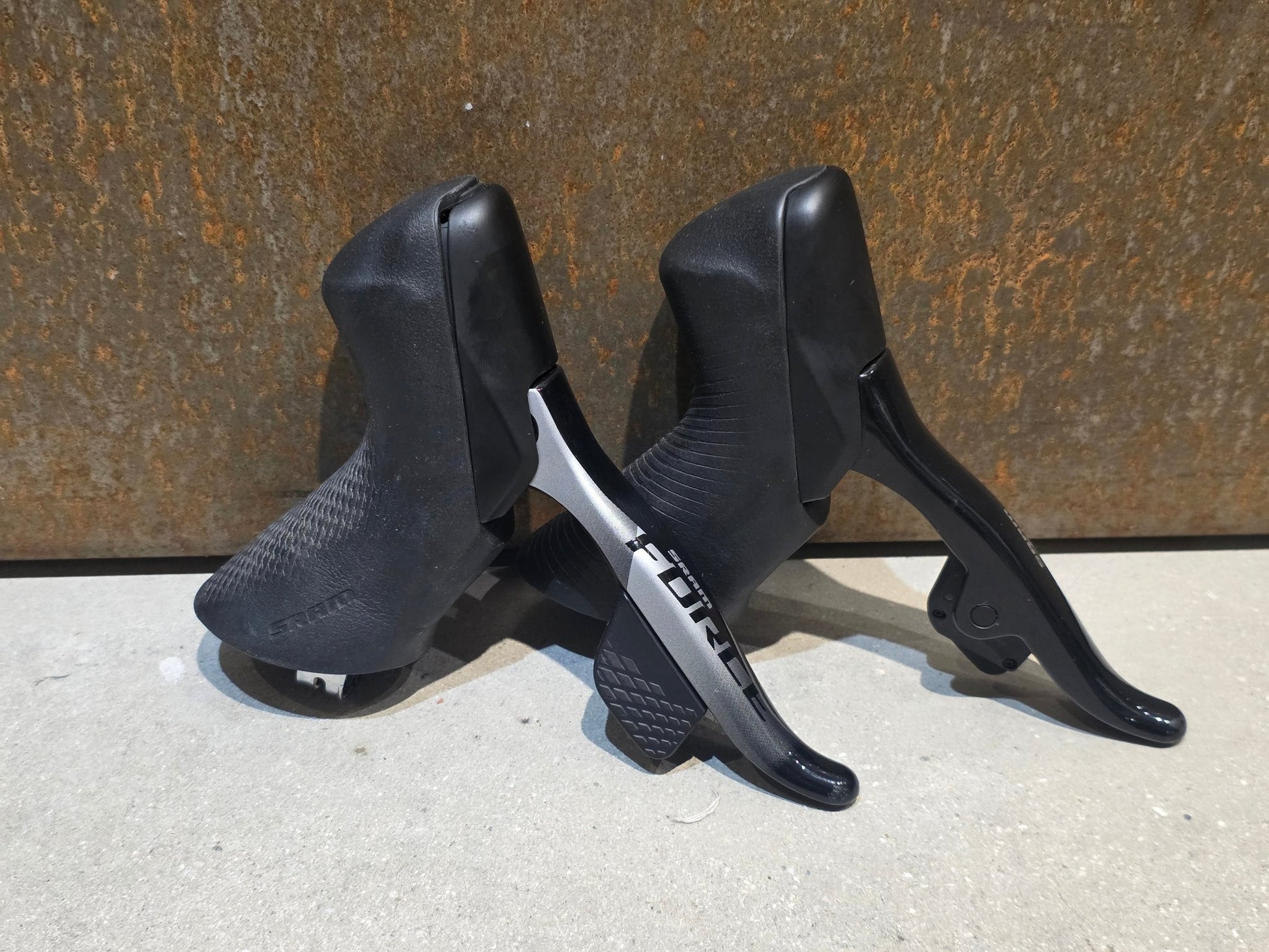 Brems - / Schalthebel von Sram, SRAM FORCE D1 AXS HRD AXS BREMS - / SCHALTHEBEL DISC / SET vor USEDBIKES - OB.DE Hintergrund
