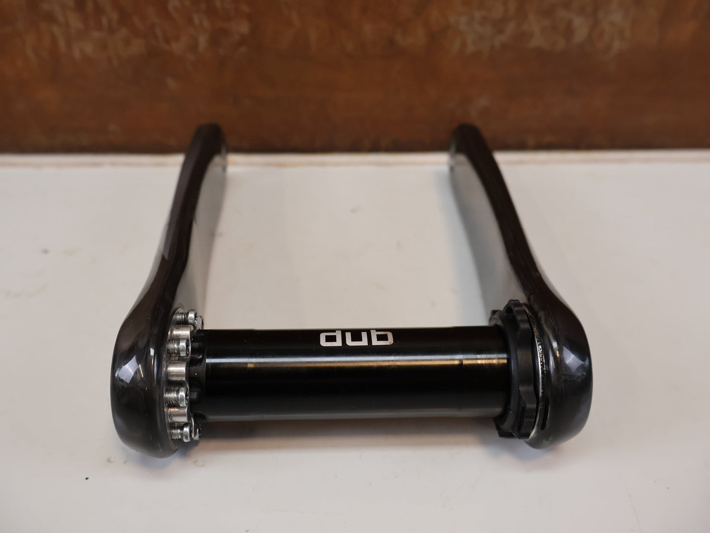 Kurbel von Sram, SRAM FORCE D1 DUB KURBELARM-SET / 172,5 MM CARBON KURBEL / 8-BOLT ANTRIEB vor USEDBIKES-OB.DE Hintergrund