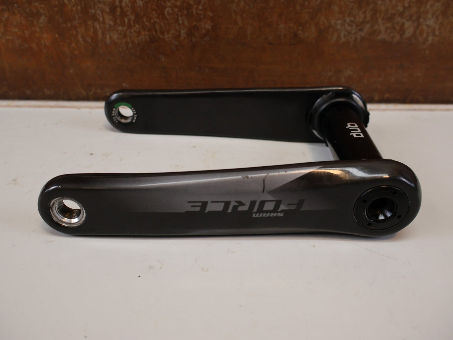 Kurbel von Sram, SRAM FORCE D1 DUB KURBELARM-SET / 172,5 MM CARBON KURBEL / 8-BOLT ANTRIEB vor USEDBIKES-OB.DE Hintergrund