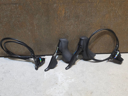 Brems - / Schalthebel von Sram, SRAM FORCE D2 AXS HRD AXS BREMS - / SCHALTHEBEL DISC / SET vor USEDBIKES - OB.DE Hintergrund
