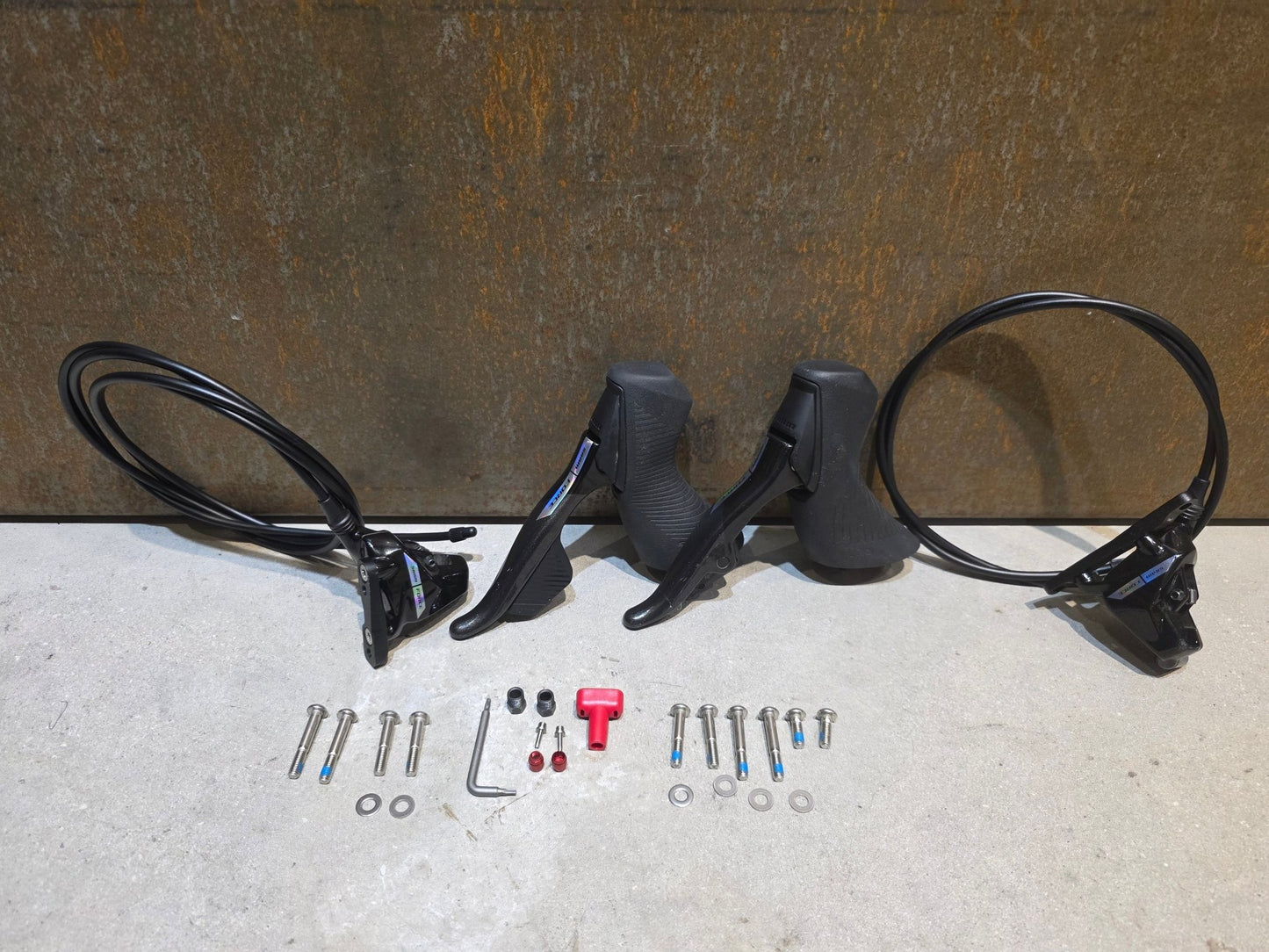 Brems - / Schalthebel von Sram, SRAM FORCE D2 AXS HRD AXS BREMS - / SCHALTHEBEL DISC / SET vor USEDBIKES - OB.DE Hintergrund